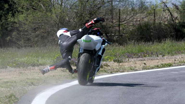 Απίστευτη εικόνα πτώσης αναβάτη σε αγώνα στις Σέρρες…